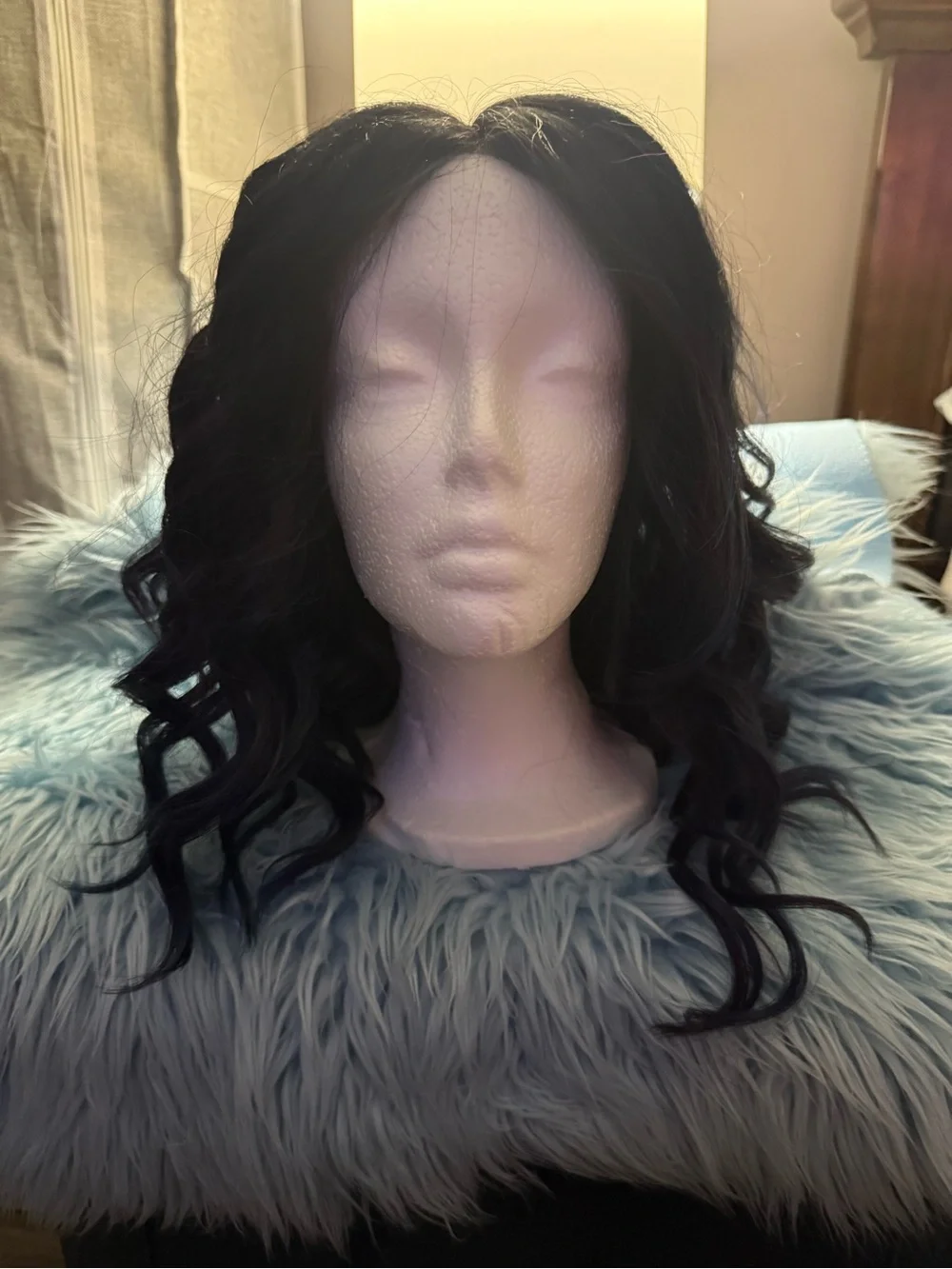 Luxurious Black Wavy Women's Wig - Classic Natural Look